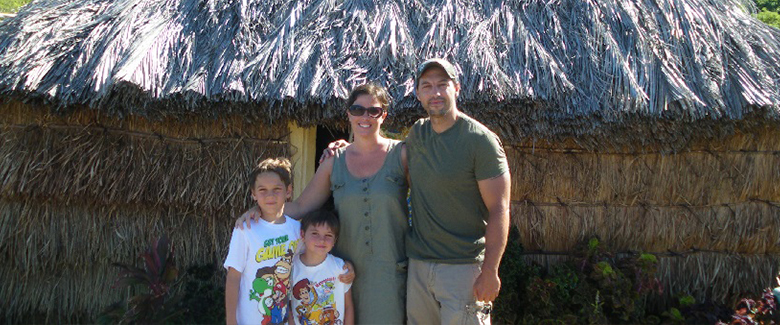 Suzie Turcotte en famille hutte Nouvelle Calédonie